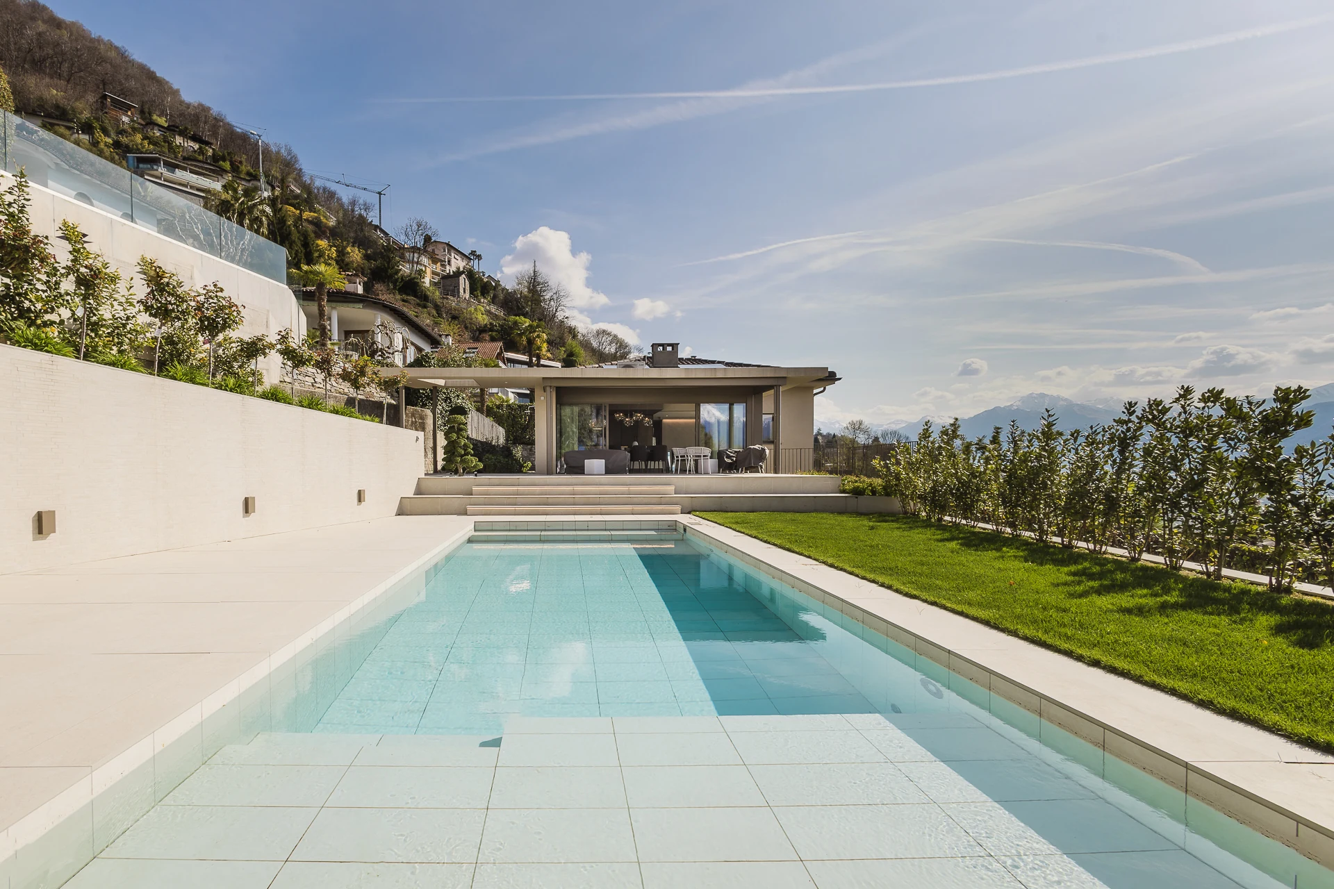 Villa con piscina affacciata sul lago, fotografata da Stylio
