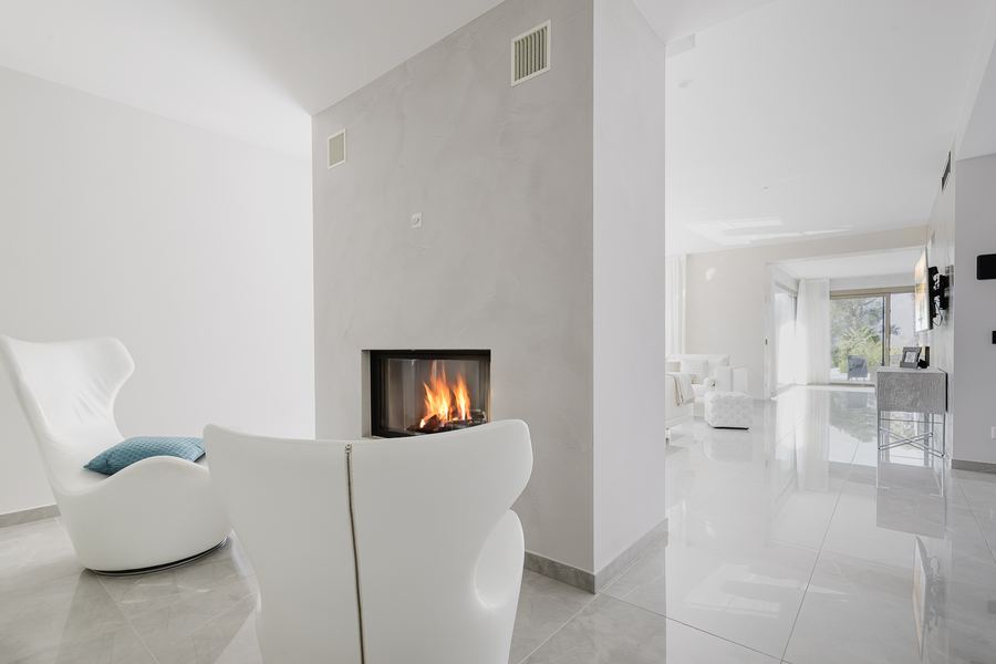 Interno moderno con caminetto, fotografato da Stylio